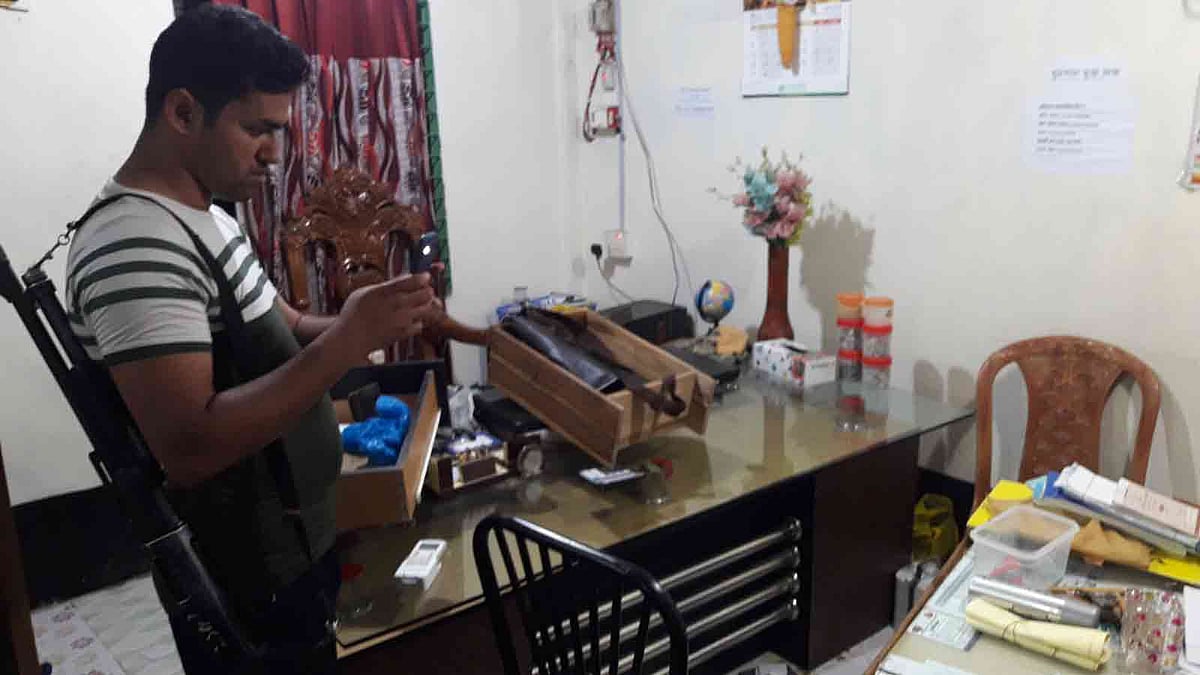 মেহেরপুরে ভুট্টা ক্রয়কেন্দ্রে ডাকাতির ঘটনায় পুলিশ তদন্ত করছে। ভুট্টা ক্রয়কেন্দ্র, মেহেরপুর, ২১ এপ্রিল। ছবি: আবু সাঈদ