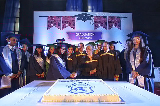 অনুষ্ঠানের ফাঁকে শিক্ষক, অতিথি ও শিক্ষার্থী—সবাই মিলে কেক কাটে। স্যার জন উইলসন স্কুল, বাড্ডা, ঢাকা। ছবি: প্রথম আলো