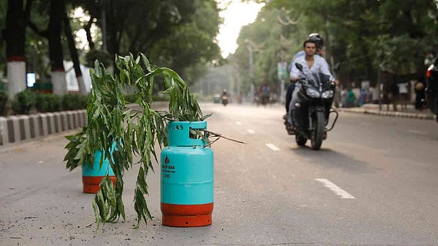 এলপি গ্যাসের সিলিন্ডারবাহী একটি ট্রাকের চাকা ফেটে যায়। রাজধানীর সচিবালয় এলাকার সড়কে বিকল হয়ে পড়েছিল ট্রাকটি। সিলিন্ডার দিয়ে বন্ধ করে দেওয়া রাস্তাটি। আব্দুল গণি রোড, ঢাকা, ২০ এপ্রিল। ছবি: দীপু মালাকার
