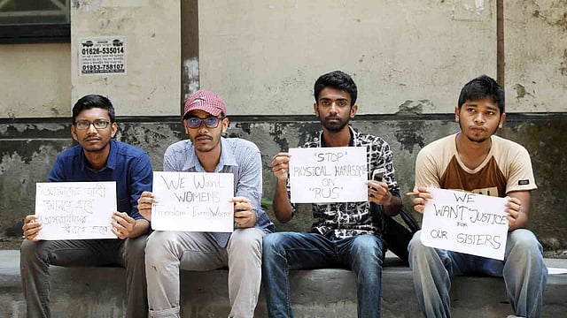 সহপাঠীকে যৌন হয়রানির চেষ্টার প্রতিবাদে প্ল্যাকার্ড হাতে প্রতিবাদ জানান শিক্ষার্থীরা। উত্তরা, ঢাকা, ২৩ এপ্রিল। ছবি: প্রথম আলো