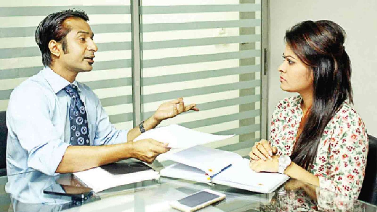 বসের ঝাড়ি খাননি এমন চাকরিজীবী খুঁজে পাওয়া ভার। কিন্তু তাৎক্ষণিক প্রতিক্রিয়া কী দেখাবেন, তা নিয়ে চিন্তাভাবনার প্রয়োজন আছে। ছবিটি প্রতীকী। প্রথম আলো ফাইল ছবি