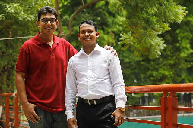 চঞ্চল চৌধুরীর সঙ্গে কুইজ িবজয়ী আজিনুর রহমান। ছবি: দীপু মালাকার