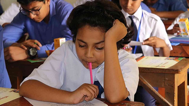 প্রশ্নের সমাধানে মগ্ন এক পরীক্ষার্থী। ফরিদপুর উচ্চবিদ্যালয়, ২৮ এপ্রিল, ২০১৮। ছবি: আলীমুজ্জামান