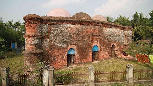খুলনার কয়রার প্রাচীন মসজিদকুড় মসজিদ।  ছবি: লেখক