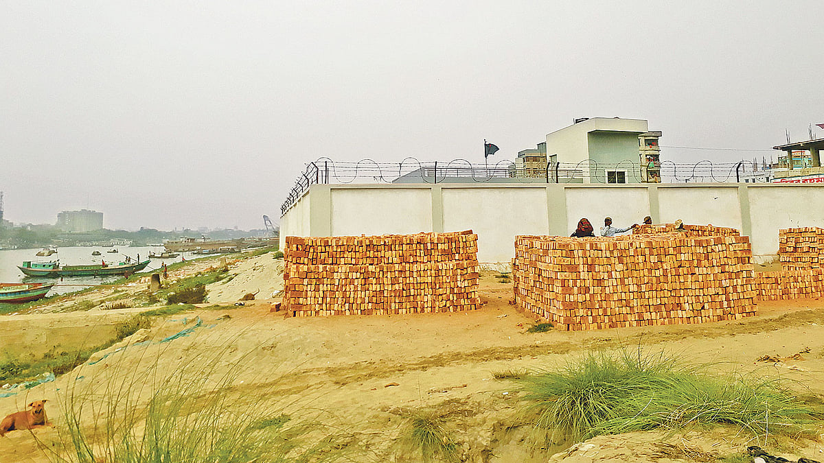 নারায়ণগঞ্জের শীতলক্ষ্যা নদীর জায়গায় গড়ে উঠেছে ভূমি কার্যালয়। পাশেই চলছে ইট–বালুর অবৈধ ব্যবসা। সম্প্রতি বন্দর এলাকায়। ছবি: প্রথম আলো