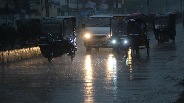 মেঘের কারণে দিনের বেলা চারপাশ অন্ধকার হয়ে যাওয়ায় বাতি জ্বালিয়ে চলছে যানবাহন। সিটি বাজার এলাকা, রংপুর, ৩০ এপ্রিল। ছবি: মঈনুল ইসলাম