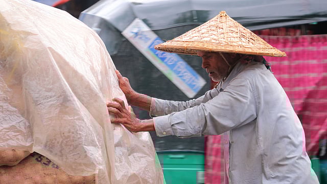 দিনভর বৃষ্টিতে বিপাকে পড়েন খেটে খাওয়া মানুষ। বৃষ্টিতে ভিজতে ভিজতেই রিকশাভ্যান ধাক্কা দিচ্ছেন এক শ্রমিক। জিন্দাবাজার এলাকা, সিলেট, ৩০ এপ্রিল। ছবি: আনিস মাহমুদ