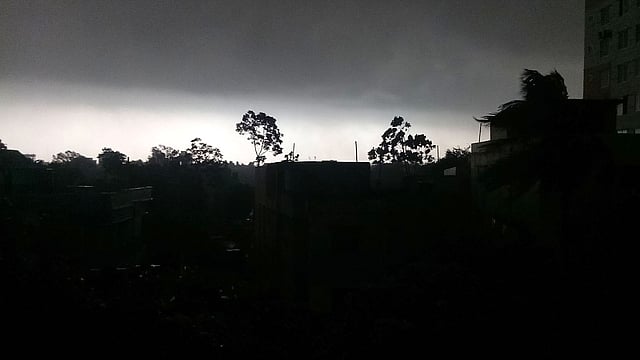 কালো মেঘের কারণে দিনের বেলায় অন্ধকার নেমে আসে। তারপর শুরু হয় ঝড় ও বৃষ্টি। মজমপুর এলাকা, কুষ্টিয়া, ৩০ এপ্রিল। ছবি: তৌহিদী হাসান