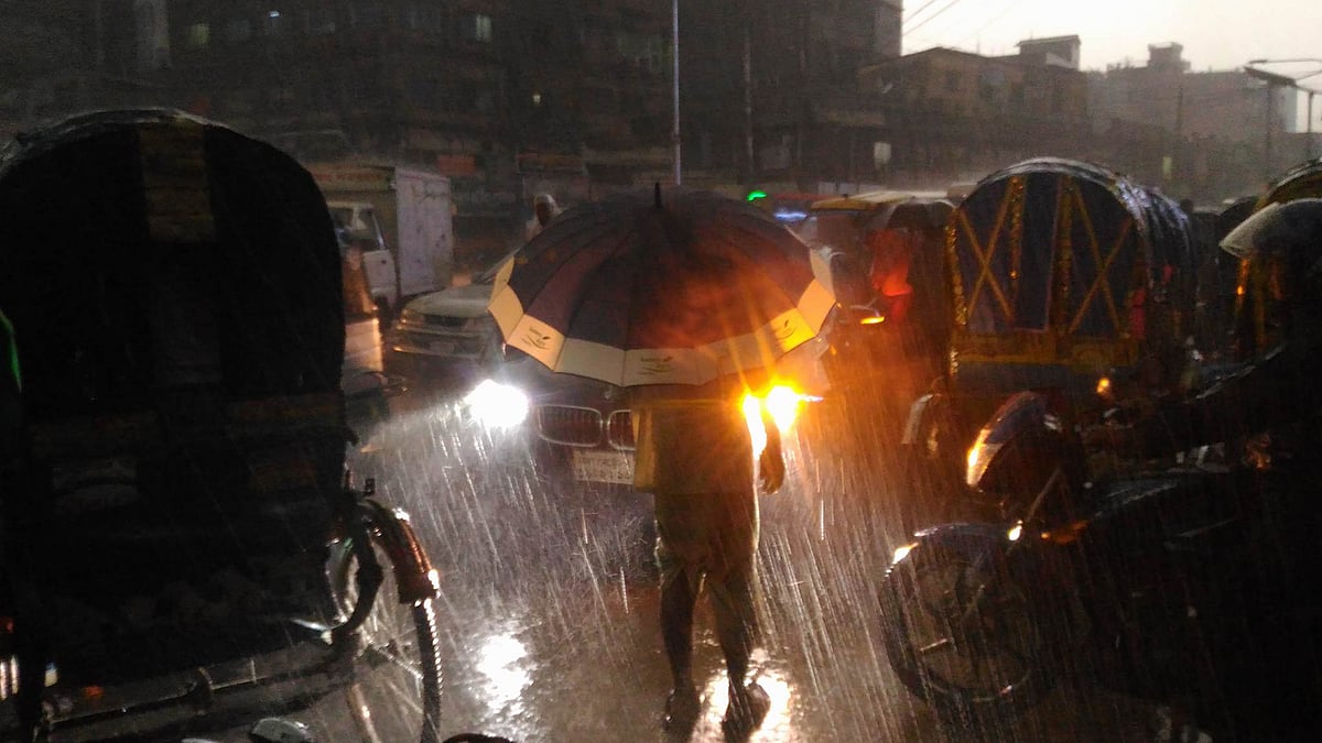 সকাল থেকে ঢাকাসহ দেশের বিভিন্ন স্থানে বৃষ্টি ও ঝড় হয়েছে। তার আগে কালো মেঘে ছেয়ে যায় আকাশ, দিনের বেলাতেই যেন রাত নেমে আসে। তাঁতীবাজার, ঢাকা, ৩০ এপ্রিল। ছবি: শুভ্র কান্তি দাশ