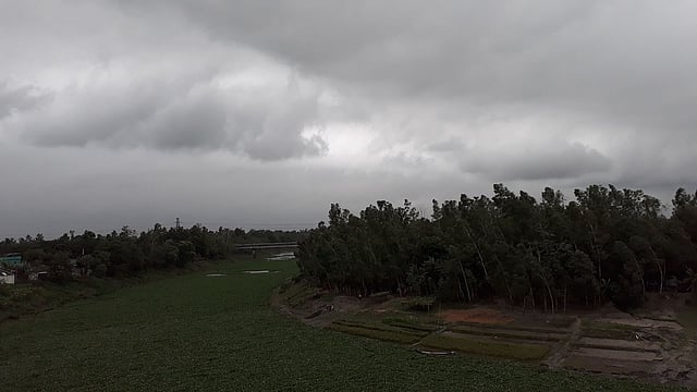 কালো মেঘে ঢাকা আকাশ। একটু পরই শুরু হয় ঝড়ের তাণ্ডব। রণতিথা, রায়গঞ্জ, সিরাজগঞ্জ, ৩০ এপ্রিল। ছবি: সাজেদুল আলম