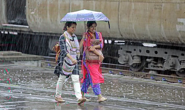 চট্টগ্রাম নগরে সকালেও ঝলমলে রোদ ছিল। দুপুর থেকে শুরু হয় বৃষ্টি। চট্টগ্রাম রেল স্টেশন এলাকা, চট্টগ্রাম, ৩০ এপ্রিল। ছবি: জুয়েল শীল