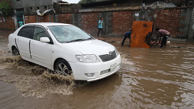 বৃষ্টির কারণে হাতিরঝিলের সড়কে জমেছে পানি। রামপুরা, ঢাকা, ৩০ এপ্রিল। ছবি: আবদুস সালাম