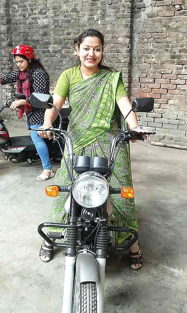 স্কুটি চালানোর প্রশিক্ষণ নিচ্ছেন এক নারী। সম্প্রতি তোলা ছবি।  প্রথম আলো