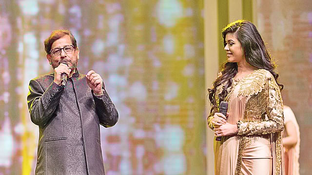লাক্স সুপারস্টারের মঞ্চে অতিথি বিচারক আসাদুজ্জামান নূর ও উপস্থাপক নাবিলা