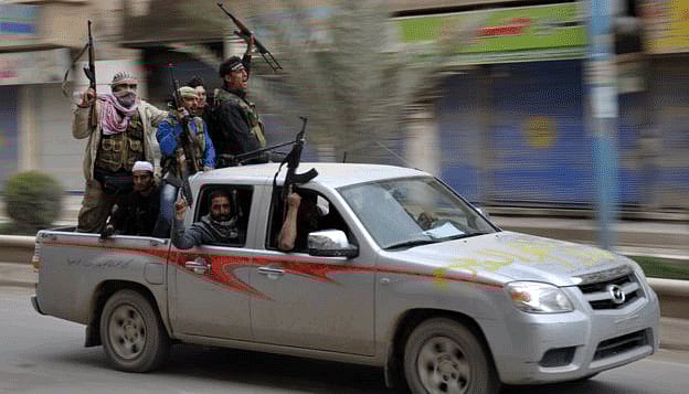 অস্ত্র হাতে সরকারবিরোধী বিদ্রোহী গ্রুপের যোদ্ধারা। ছবি: এএফপি