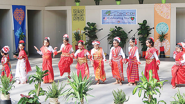 বর্ষবরণ অনুষ্ঠানে নাচছে খুদে িশল্পীরা