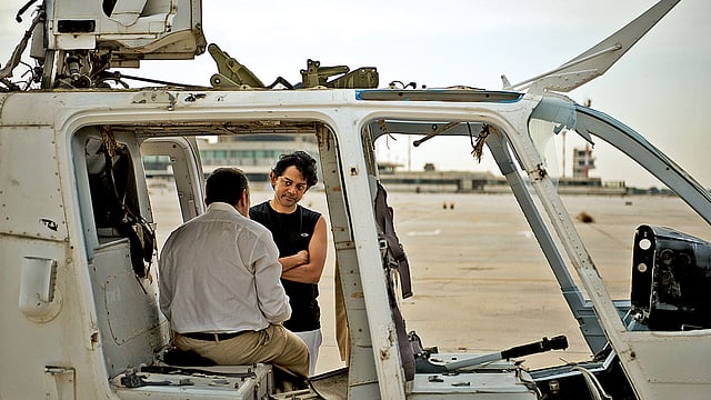 ত্রিপোলি বানচাল ছবির শুটিংয়ে অভিনেতার সঙ্গে নাঈম মোহায়মেন (কালো গেঞ্জি)।   ছবি: সংগৃহীত