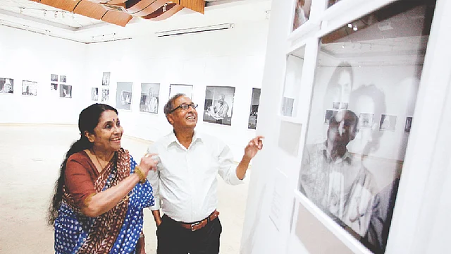 অভিনেত্রী ফেরদৌসী মজুমদারকে নিজের প্রদর্শনী দেখাচ্ছেন নাসির আলী মামুন