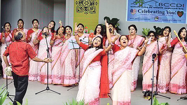 বর্ষবরণ অনুষ্ঠানে িশল্পীদের সমবেত সংগীত পরিবেশনা