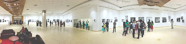 নাসির আলী মামুনের প্রদর্শনীতে দর্শক