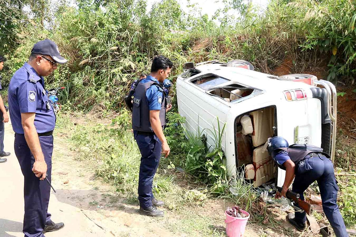 হামলার আলামত সংগ্রহ করছেন পুলিশ সদস্যরা। বেতছড়ি, নানিয়ারচর, রাঙামাটি, ৪ মে। ছবি: সুপ্রিয় চাকমা