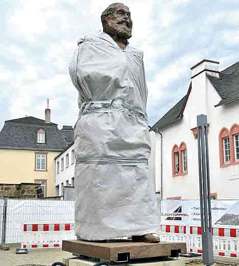 জার্মানির ট্রিয়েরে আজ শনিবার কার্ল মার্ক্সের এই মূর্তিটি জনসমক্ষে প্রদর্শনের জন্য উন্মুক্ত করা হবে। ছবি: এএফপি