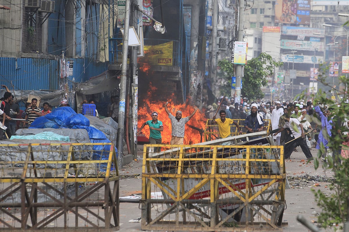 বায়তুল মোকাররমের সামনে বিকেলে হেফাজতের তাণ্ডব। ৫ মে ২০১৩।  ফাইল ছবি