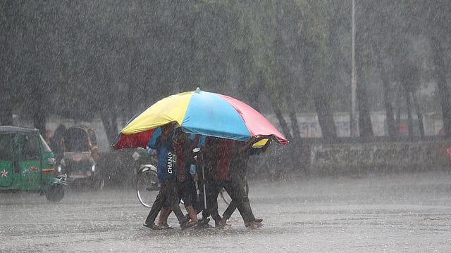 কয়েক দিনের বৃষ্টিতে জনজীবনের গতি কিছুটা মন্থর হয়ে পড়েছে। গতকাল ঢাকা বিশ্ববিদ্যালয় এলাকায়।  ছবি: সাজিদ হোসেন