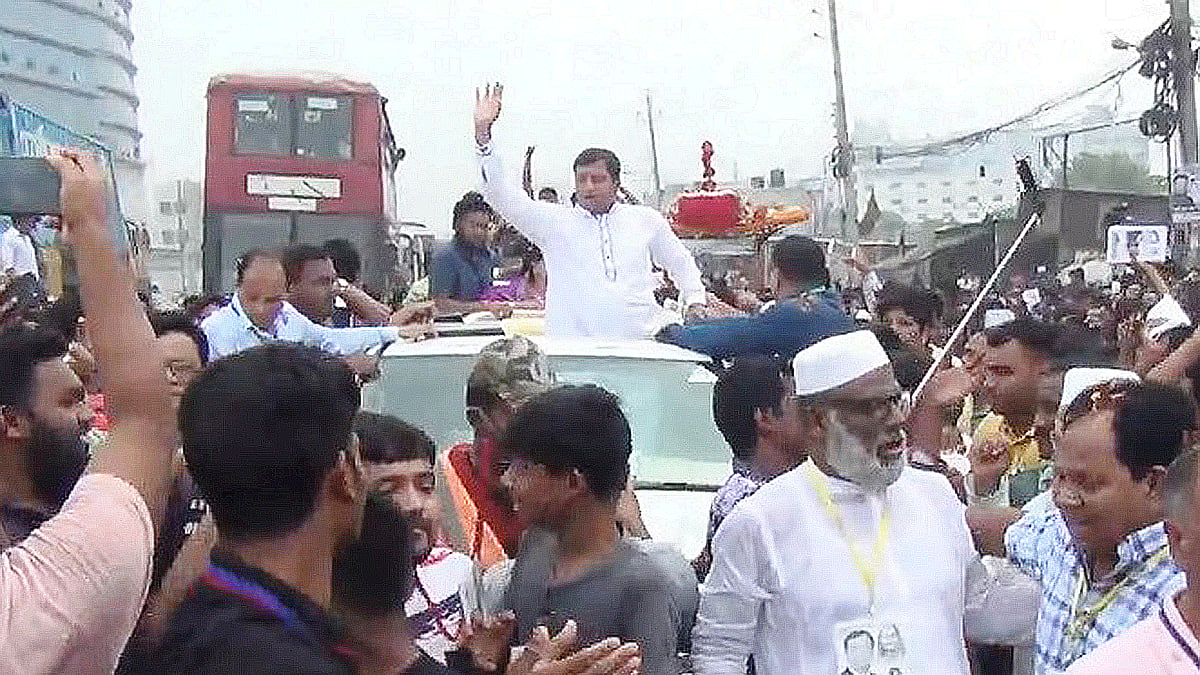 আওয়ামী লীগের মেয়র পদপ্রার্থী জাহাঙ্গীর আলমের গণসংযোগ। গতকাল টঙ্গীর মিলগেট এলাকায়।  ছবি: প্রথম আলো