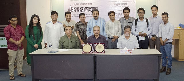 ডেইলি স্টার পত্রিকার সম্পাদক মাহ্‌ফুজ আনাম, টিআইবির নির্বাহী পরিচালক ইফতেখারুজ্জামান ও জ্ঞানতাপস আবদুর রাজ্জাক ফাউন্ডেশনের অধ্যাপক আহরার আহমেদের (বাঁ থেকে বসা) সঙ্গে রিডিং ক্লাব ট্রাস্টের তরুণেরা