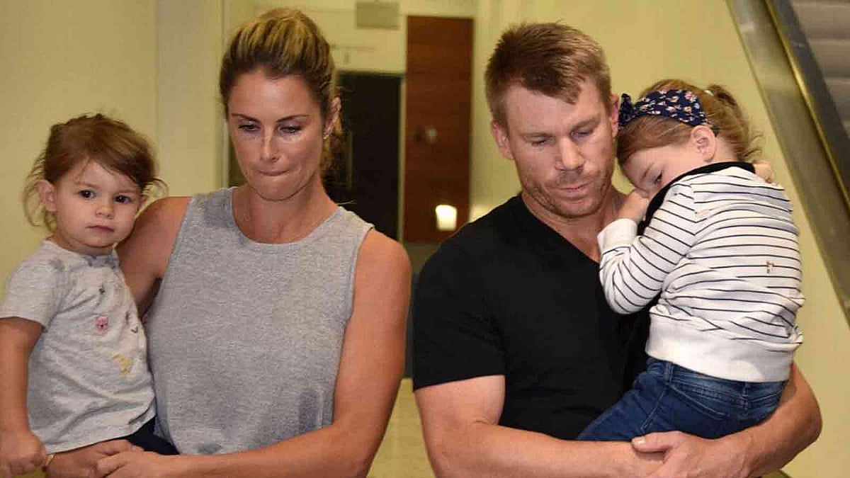 ক্রিকেটের বাইরে থাকায় পরিবারের সঙ্গে সময় কাটছে ওয়ার্নারের। ছবি: এএফপি