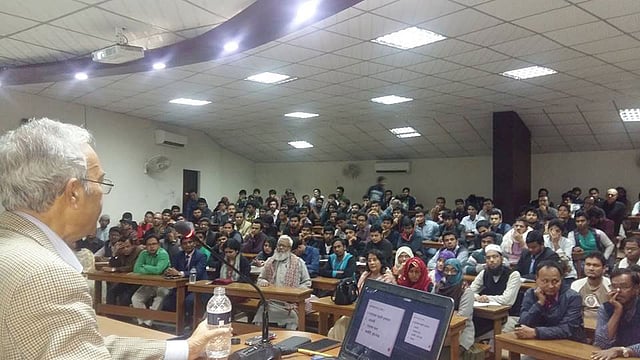 বক্তৃতা আয়োজনে হাজির হয়েছিলেন লেখক ও গবেষক গোলাম মুরশিদ। ছবি: সংগৃহীত