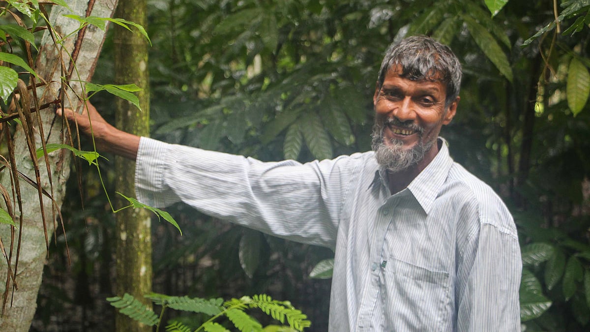 খুলনার পাইকগাছা উপজেলায় নিজের নার্সারিতে সিদ্দিক গাজী।  ছবি: সাদ্দাম হোসেন