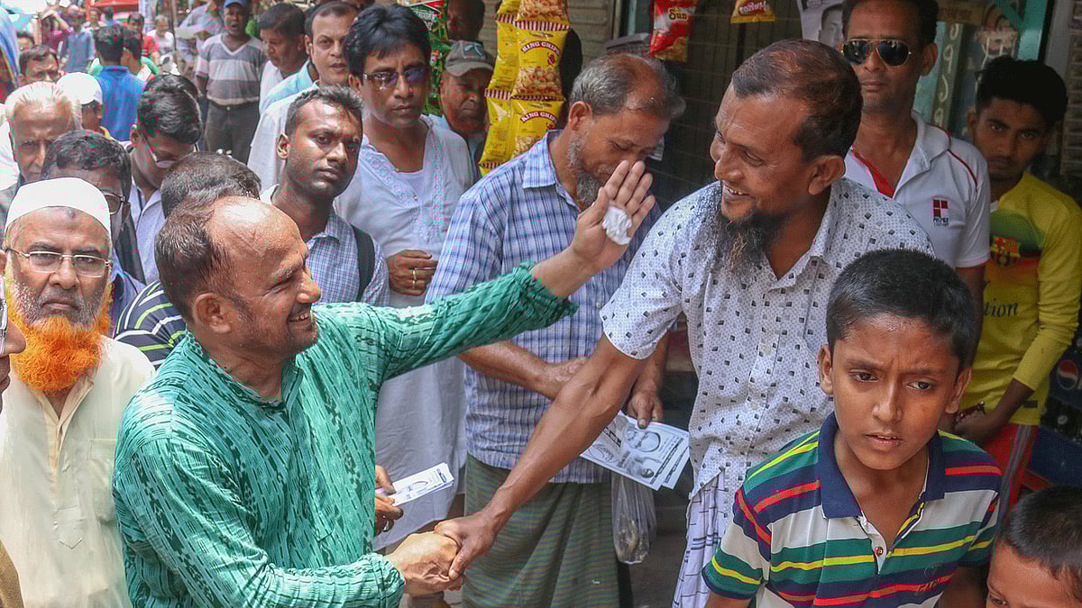খুলনার মিস্ত্রিপাড়ায় গণসংযোগে ব্যস্ত বিএনপির প্রার্থী নজরুল ইসলাম। প্রথম আলো