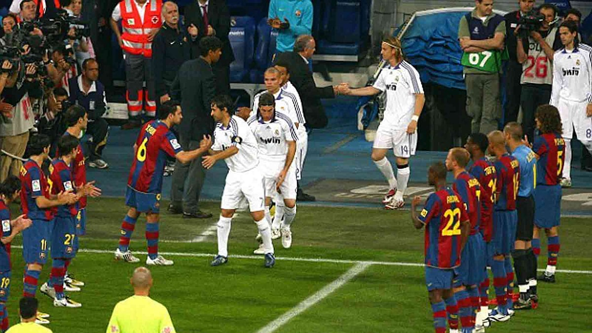 ২০০৮ সালে রিয়ালকে গার্ড অব অনার দিয়েছিল বার্সা। ছবি: এএফপি