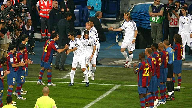 ২০০৮ সালে রিয়ালকে গার্ড অব অনার দিয়েছিল বার্সা। ছবি: এএফপি