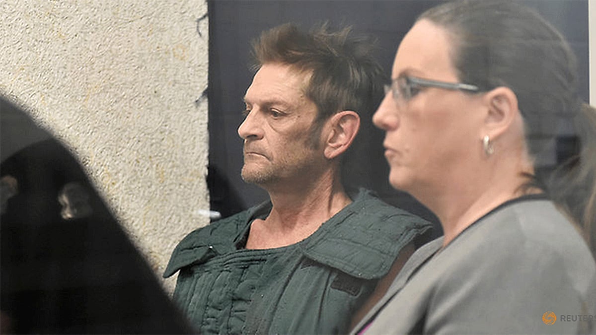 ওলাথিতে কারাগার থেকে ভিডিও কনফারেন্সের মাধ্যমে হাজিরা দেয় অ্যাডাম পিউরিনটন। ফাইল ছবি: রয়টার্স