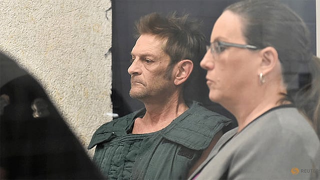 ওলাথিতে কারাগার থেকে ভিডিও কনফারেন্সের মাধ্যমে হাজিরা দেয় অ্যাডাম পিউরিনটন। ফাইল ছবি: রয়টার্স