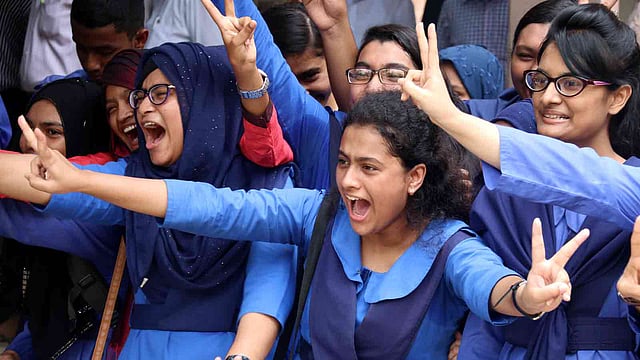 এসএসসি পরীক্ষার ফলাফল জানার পর আনন্দে মেতেছে শিক্ষার্থীরা। যশোর পুলিশ লাইন মাধ্যমিক বিদ্যালয়, যশোর, ৬ মে। ছবি: এহসান-উদ-দৌলা