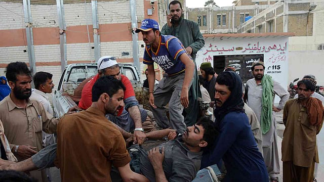 আহত শ্রমিকদের উদ্ধার করে নিয়ে যাওয়া হয় হাসপাতালে। মারওয়ার, কোয়েটা, পাকিস্তান, ৫ মে ২০১৮। ছবি: এএফপি