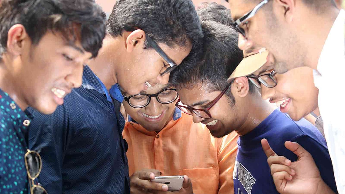 এসএসসি ফল প্রকাশের পর উত্তীর্ণ শিক্ষার্থীদের উচ্ছ্বাস। আইডিয়াল স্কুল অ্যান্ড কলেজ, মতিঝিল, ঢাকা, ৬ মে। ছবি: আবদুস সালাম