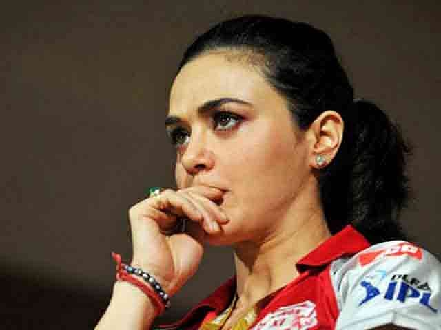 দলের জয়ের আশায় অদ্ভুত কিছু বিশ্বাস মেনে চলেন প্রীতি জিনতা। ছবি: এএফপি