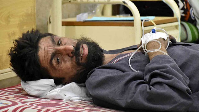 মারওয়ারে হাসপাতালে বিছানায় আহত এক কয়লাশ্রমিক। ৫ মে, কোয়েটা, পাকিস্তান। ছবি: রয়টার্স