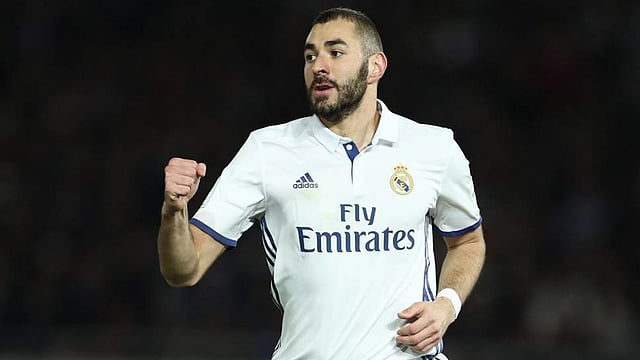 বেনজেমা নামাজ-রোজা পালন করেন। হজ ও উমরাহ পালন করতেও দেখা গেছে তাঁকে।  ছবি: এএফপি