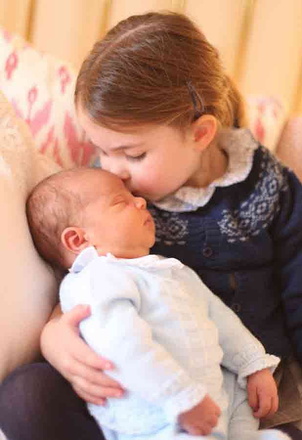 কেনসিংটন প্যালেসে ভাইকে জড়িয়ে ধরে চুমু খাচ্ছে প্রিন্সেস শার্লট। গত ২৩ এপ্রিল যুক্তরাজ্যের লন্ডনে সেন্ট মেরি’স হাসপাতালে জন্ম নেয় উইলিয়াম ও কেট দম্পতির তৃতীয় সন্তান লুইস আর্থার চার্লস। ছবিটি ২ মে প্রিন্সেস শার্লটের তৃতীয় জন্মদিনে তোলেন তার মা। ছবি: বিবিসির সৌজন্যে