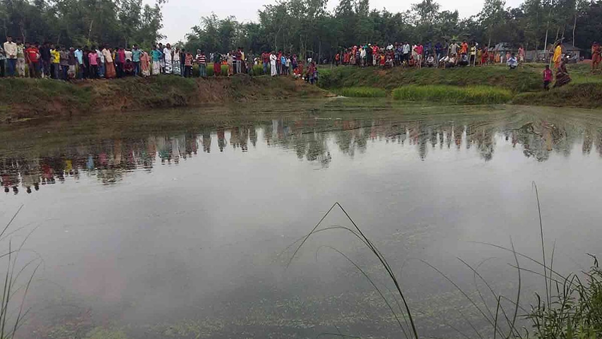 নীলফামারীর সৈয়দপুরের কাশিরামে তিনটি পুকুর থেকে বুদ্‌বুদ বের হচ্ছে। এ দৃশ্য দেখতে উৎসাহী জনতা ভিড় করছে। ছবি: প্রথম আলো