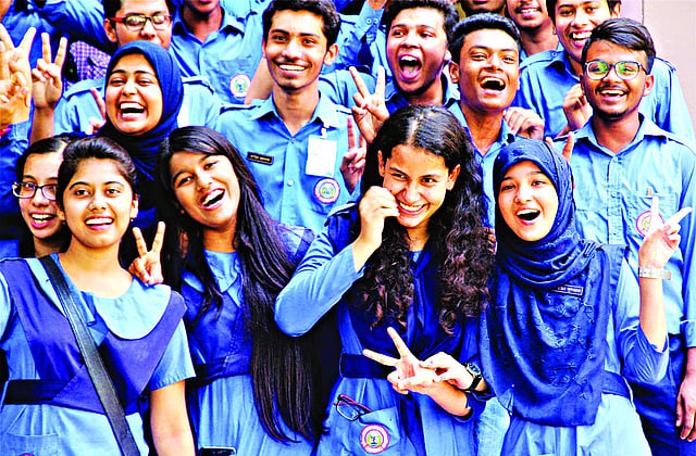গত বছর এসএসসি পরীক্ষার ফল প্রকাশের পর যশোর পুলিশ লাইন মাধ্যমিক িবদ্যালয়ের ছাত্রছাত্রীদের উল্লাস। ছবি: এহসান–উদ–দৌলা