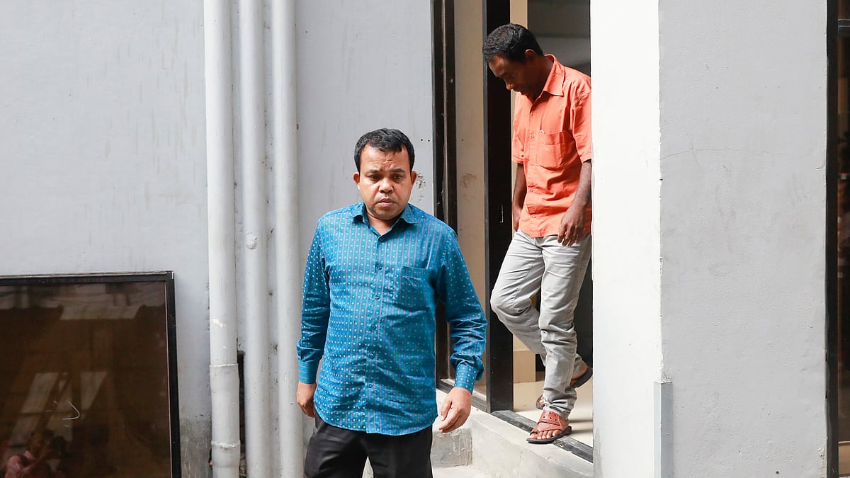 জিজ্ঞাসাবাদ শেষে দুদক কার্যালয় থেকে বেরিয়ে আসছেন (সামনে) শাহজাহান ও নিরঞ্জন। ছবি: শুভ্র কান্তি দাশ