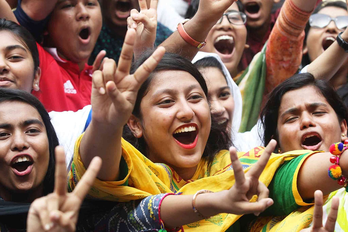 এসএসসি পরীক্ষায় উত্তীর্ণ শিক্ষার্থীরা উচ্ছ্বাস প্রকাশ করছে। আইডিয়াল স্কুল অ্যান্ড কলেজ, মতিঝিল, ঢাকা, ৬ মে। ছবি: আবদুস সালাম