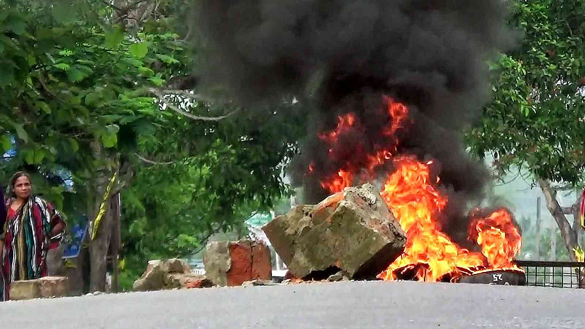 খাগড়াছড়িতে হরতালের সমর্থনে রাস্তায় টায়ার জ্বালিয়ে পিকেটিং করে পিকেটাররা। ছবি: প্রথম আলো